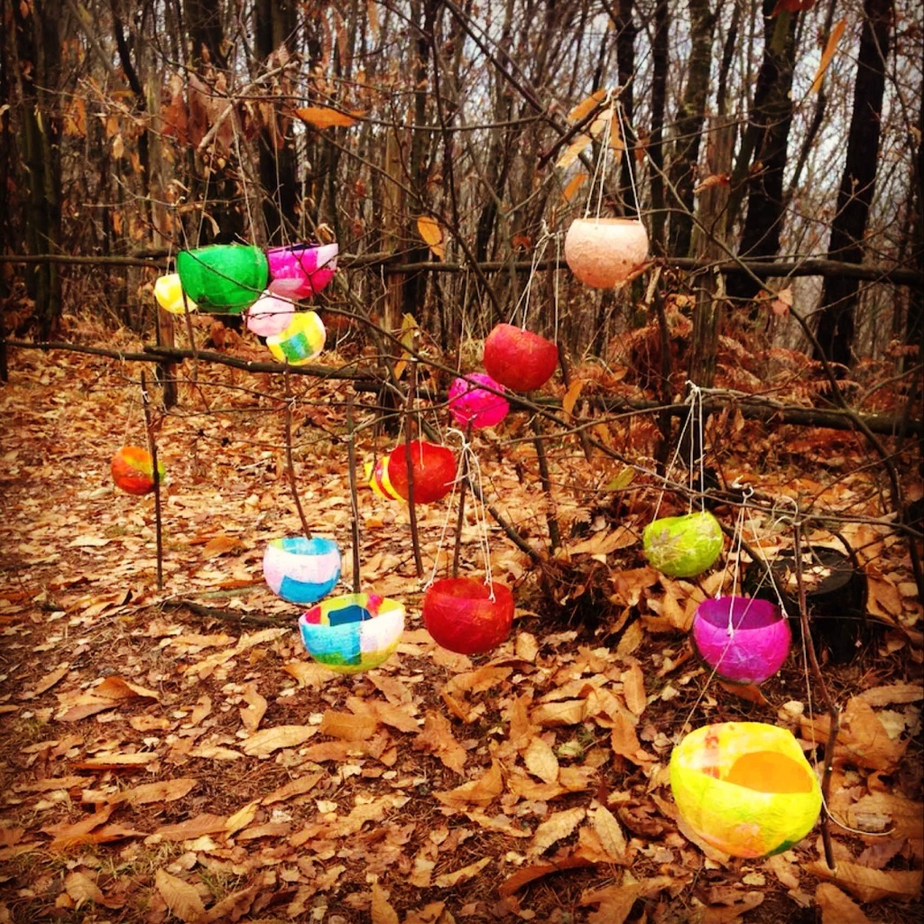 L'albero delle lanterne: luce e accoglienza.