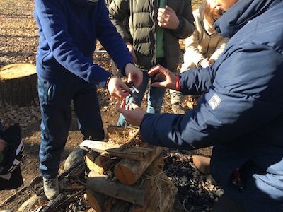 L'accensione del fuoco con i bambini.